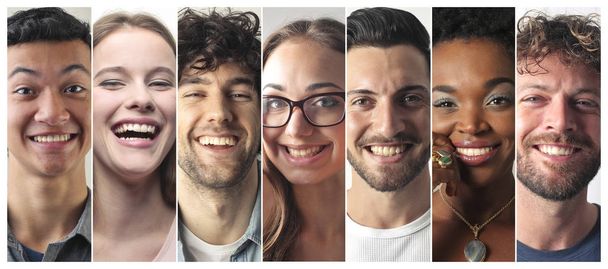 Eri kansallisuuksia edustavien hymyilevien nuorten muotokuvat
  - Valokuva, kuva