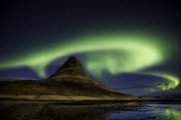 Aurora borealis Nordlicht am dunklen Himmel, Island. - Foto, Bild