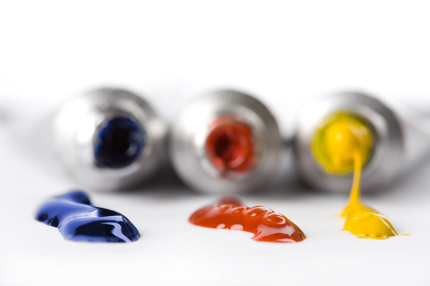 Pinturas coloridas exprimidas de tubos
 - Foto, Imagen