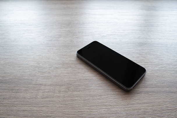 smart phone on wood table - Valokuva, kuva