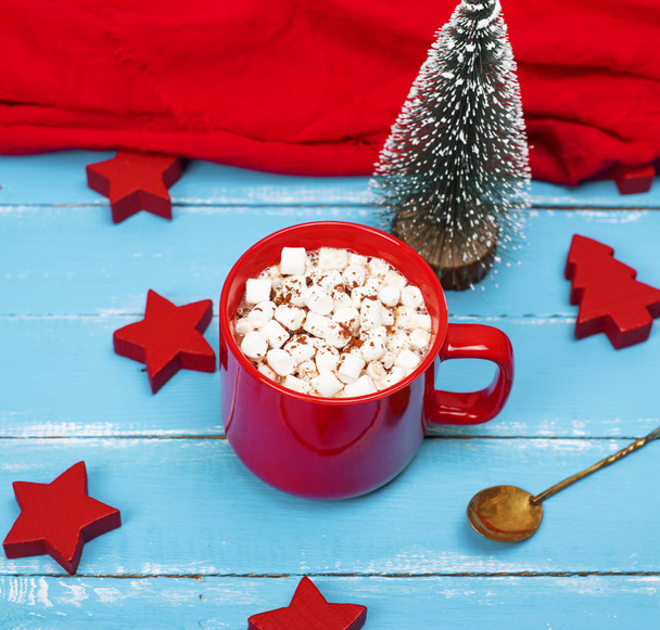 warme chocolademelk met marshmallows in een rode keramische mok  - Foto, afbeelding