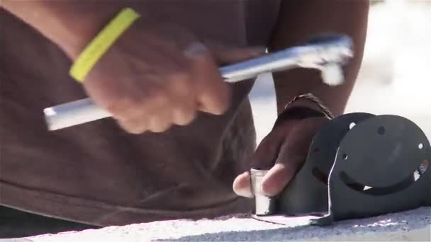 Mann arbeitet mit Werkzeug auf dem Dach - Filmmaterial, Video