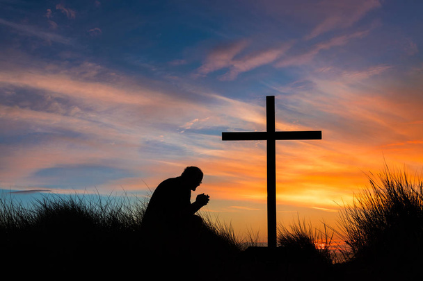 Hombre de oración por cruz
 - Foto, imagen