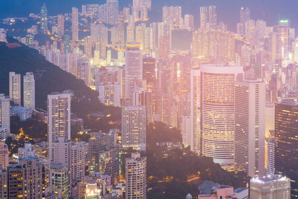 Гонконг міської квартири та офісної будівлі на високому пагорбі нічний погляд, міський пейзаж фону - Фото, зображення