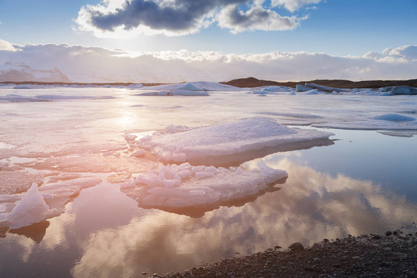 Lac de glace et ciel bleu reflet Islande saison d'hiver paysage naturel fond
 - Photo, image