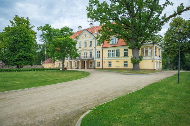 Παλιό κάστρο στη Λετονία. - Φωτογραφία, εικόνα