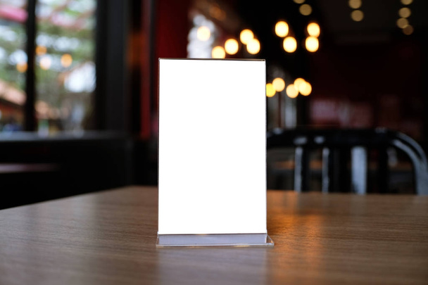 Vysmívat se rám stojící na dřevo stůl v baru restaurace café Menu - Fotografie, Obrázek