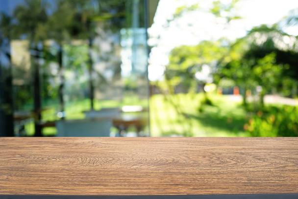 Lege houten tafel voor abstracte onscherpe achtergrond van co - Foto, afbeelding
