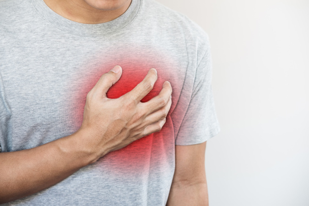 мужчина трогает свое сердце, с красной изюминкой сердечного приступа, сердечной недостаточности, других сердечных заболеваний
 - Фото, изображение