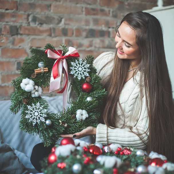 Boldog nő, karácsonyi díszek, otthon - Fotó, kép