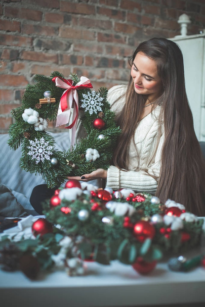 Pretty Woman with Christmas Tree Wreath at Home - Foto, afbeelding