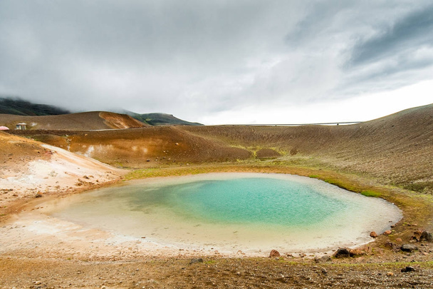 un laghetto turchese vicino al Viti nella zona del vulcano Krafla a Ice
 - Foto, immagini