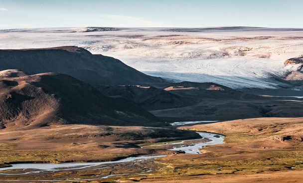Un ghiacciaio della calotta glaciale di Hofsjokull dà vita a un fiume
 - Foto, immagini