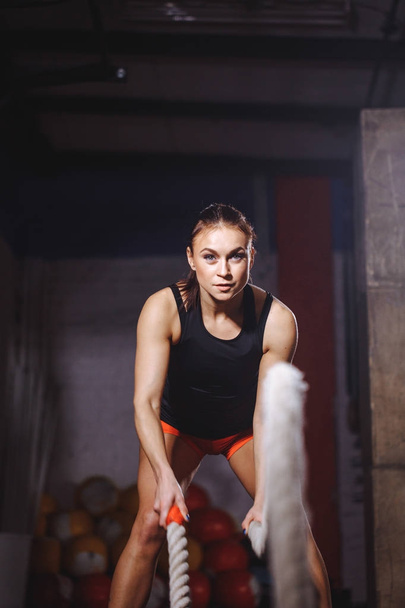 Фигуристка, тренирующаяся в тренажерном зале, делает упражнения для кросс-фитнеса с мячом
 - Фото, изображение