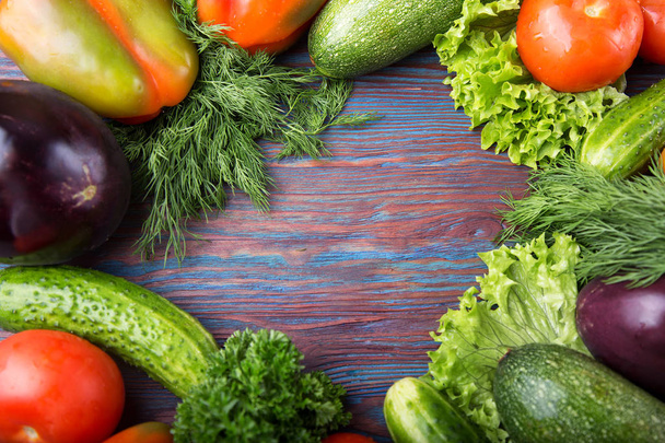 Свежий овощ на деревянном столе - Фото, изображение