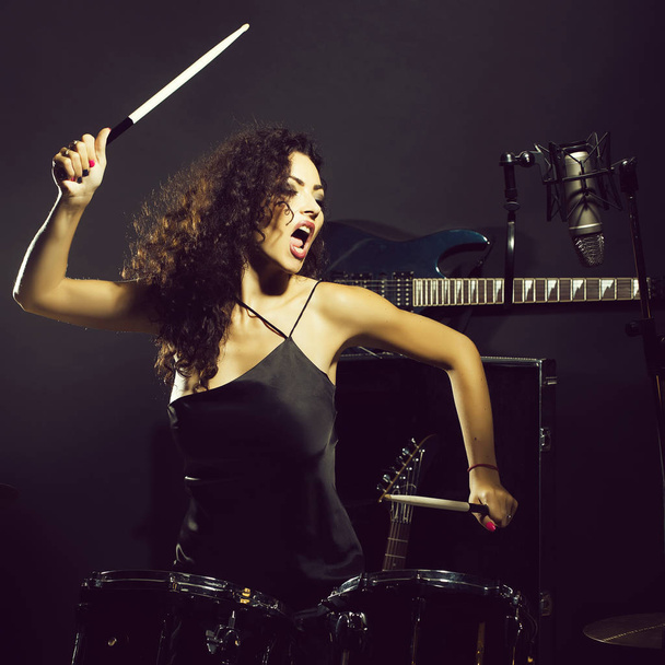 Woman playing drums - Φωτογραφία, εικόνα