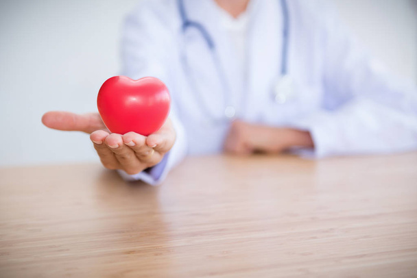 Nainen lääkäri yllään stetoskooppi ja tilalla punainen sydän, Medical
 - Valokuva, kuva