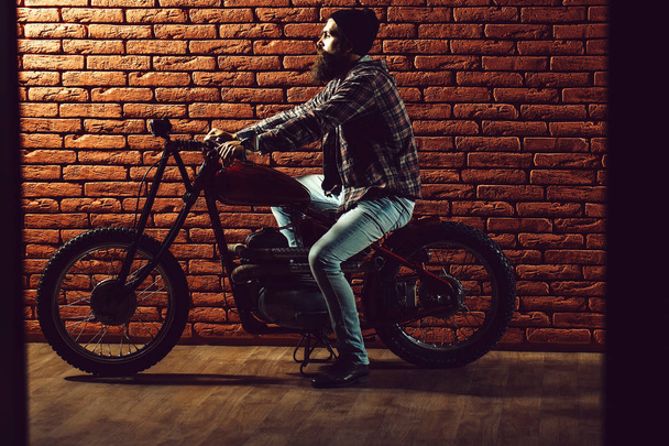 bearded biker man on motorbike - Foto, afbeelding