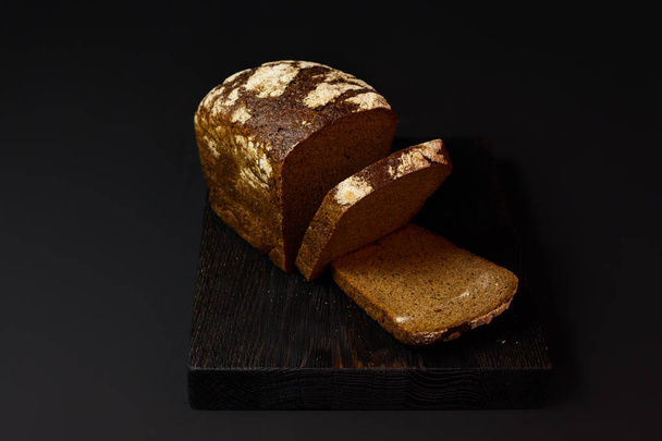 хлеб на темном фоне
 - Фото, изображение