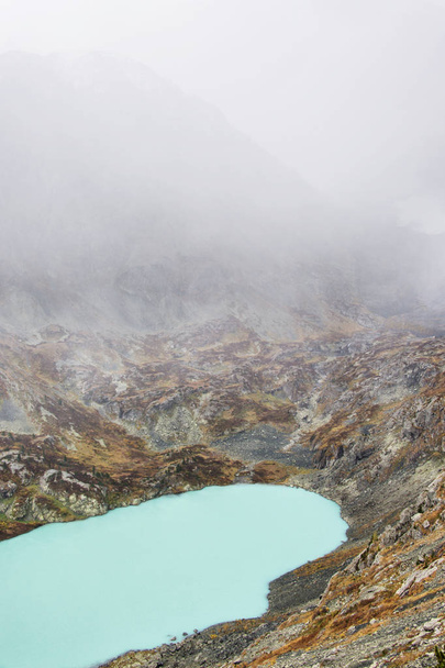 Λίμνη Kuiguk από πάνω. Φθινοπωρινό τοπίο στα βουνά Αλτάι - Φωτογραφία, εικόνα