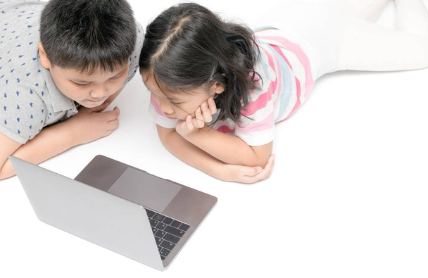 děti vleže a sleduje kreslené na laptop  - Fotografie, Obrázek