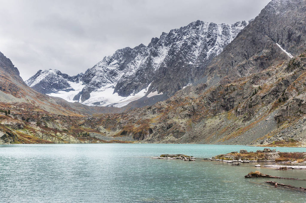 Lago Kuiguk. Montañas Altai paisaje otoñal
 - Foto, Imagen