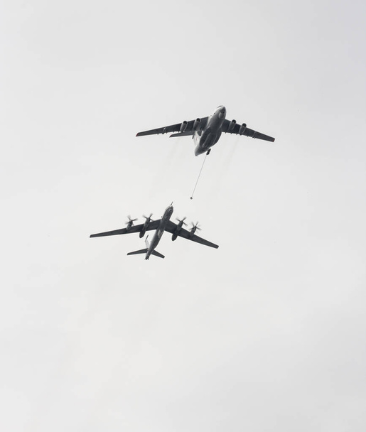 Пара боевых самолетов в небе
. - Фото, изображение