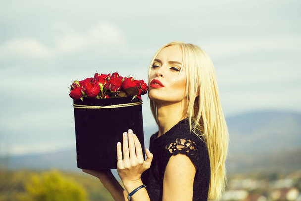 Pretty girl with flowers in box - Φωτογραφία, εικόνα