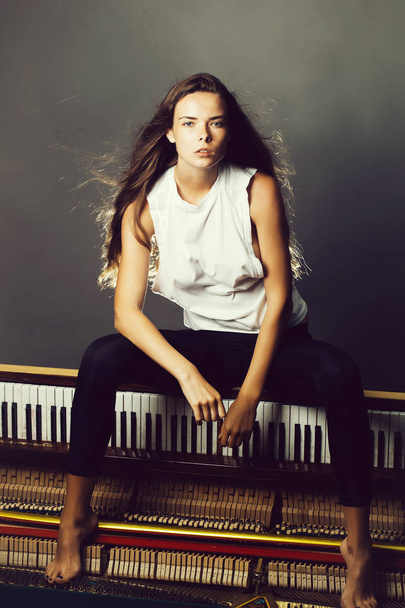 pretty sexy girl posing on piano - Fotografie, Obrázek