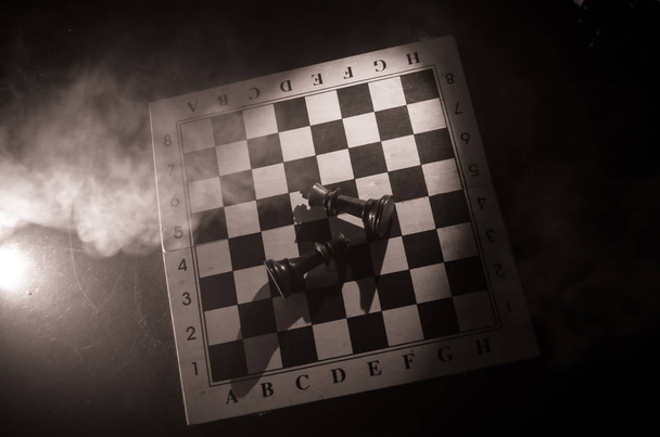 шахи настільної гри концепція бізнес-ідей та конкурсу та стратегія ідеї concep. Шахові фігури на темному тлі з димом і туман. Вибірковий фокус - Фото, зображення