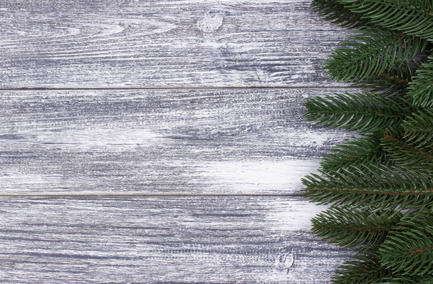 Decorazione natalizia rami verdi su sfondo grigio in legno
. - Foto, immagini