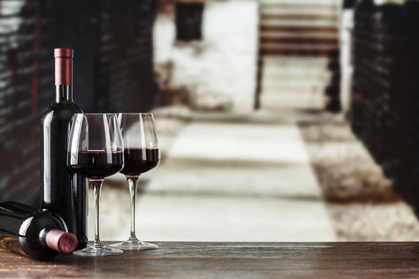 Дегустация вина. Винный погреб с бутылкой вина и бокалами.
 - Фото, изображение