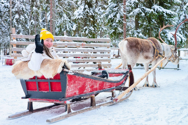 Dziewczyna konna renifer sanki zimą Laponii w Rovaniemi - Zdjęcie, obraz