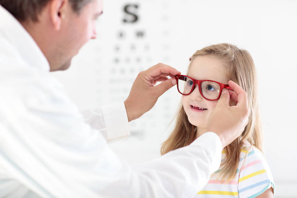 Gyermek szem elől teszt. Kölyök: optitian. Szemüveg gyerekeknek. - Fotó, kép