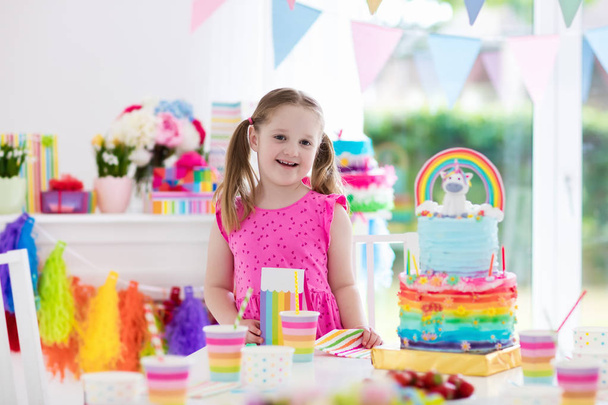 Kids birthday party. Little girl with cake. - Φωτογραφία, εικόνα