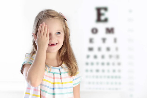 Kind op zicht oogtest. Kid op optitian. Brillen voor kinderen. - Foto, afbeelding