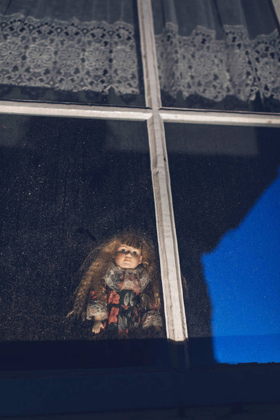 Страшная винтажная кукла за окном
  - Фото, изображение