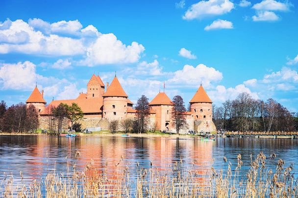 Museu do castelo da ilha de Trakai Galve lake Lituânia
 - Foto, Imagem