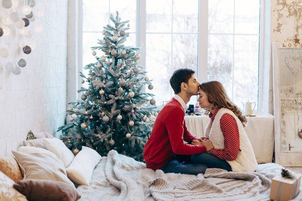 Happy loving couple enjoying Christmas - 写真・画像