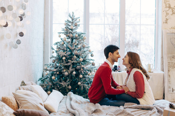 Boldog szerető pár élvezi a karácsony - Fotó, kép