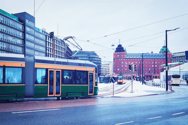 Tram in corsa alla Stazione Centrale di Helsinki
 - Foto, immagini
