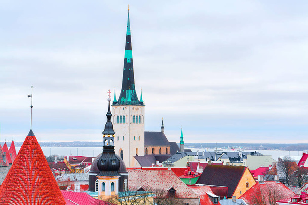 С церковью Святого Георгия и оборонительными стенами в Таллинне
 - Фото, изображение