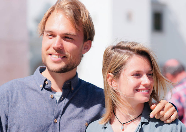 Holandská mladík objímá jeho blondýna přítelkyně - Fotografie, Obrázek