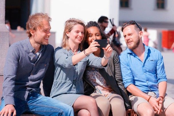 Jóvenes amigos multirraciales haciendo selfie
 - Foto, Imagen