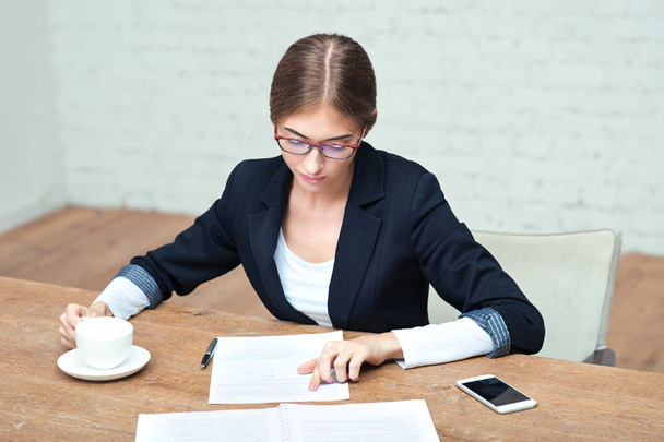 Business lady reading documents - 写真・画像