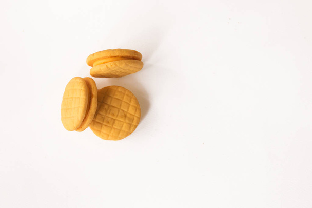 Žluté sušenky na bílém pozadí - Fotografie, Obrázek