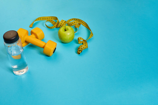 Manubri, centimetro, mela verde, perdita di peso, alimentazione sana, concetto di stile di vita sano
 - Foto, immagini