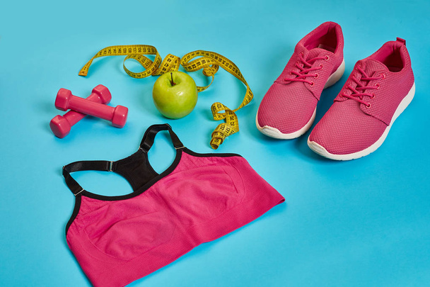 Кроссовки, сантиметр, зеленое яблоко, потеря веса, бег, здоровое питание, концепция здорового образа жизни
 - Фото, изображение