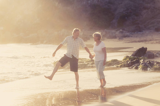 encantadora pareja adulta mayor en sus 60 o 70 años retirado caminando
  - Foto, Imagen