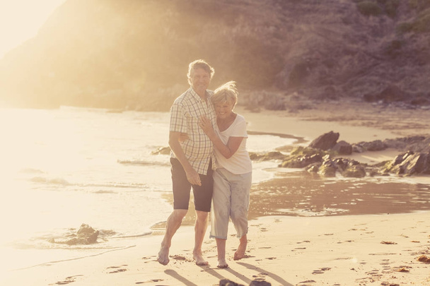 reizendes älteres Ehepaar mit 60 oder 70 Jahren im Ruhestand  - Foto, Bild